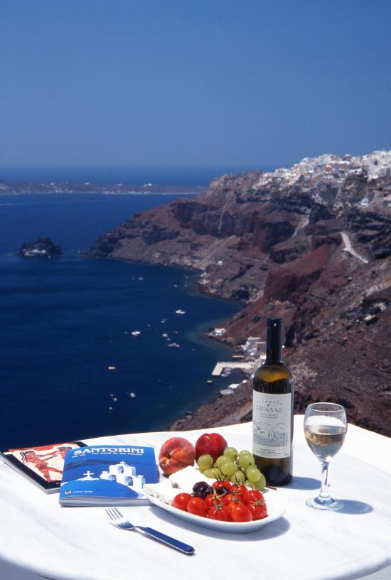 Comer y beber en las bodegas de Santorini.